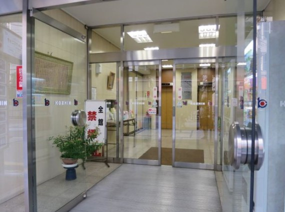 晃進ビルのエントランス