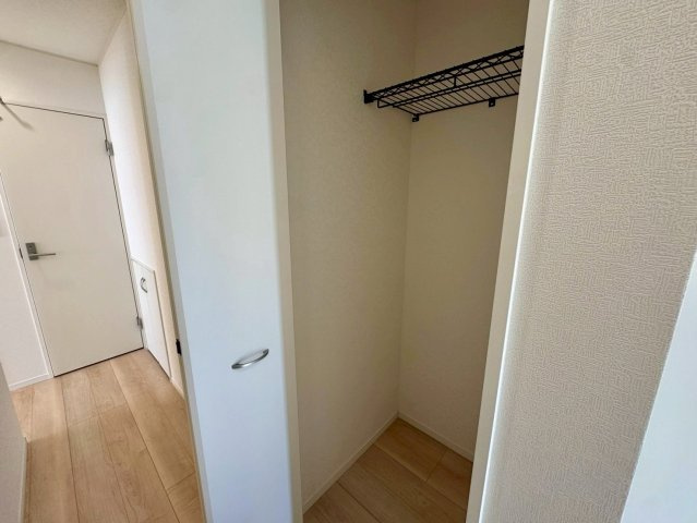 クレイドルガーデン南城市佐敷佐敷 第1・２号棟の収納|整理整頓しやすい玄関収納／玄関側廊下のクローゼット収納