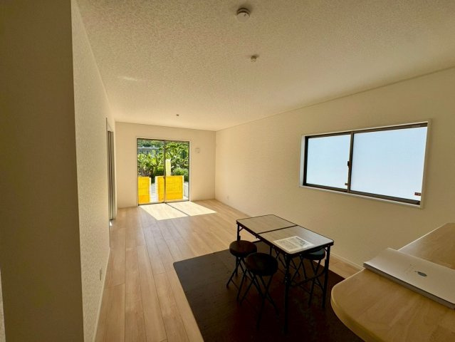 クレイドルガーデン南城市佐敷佐敷 第1・２号棟の居間・リビング|二面採光で明るくゆったりとしたLDK16.2帖／リビングからガーデンスペースの眺め◎