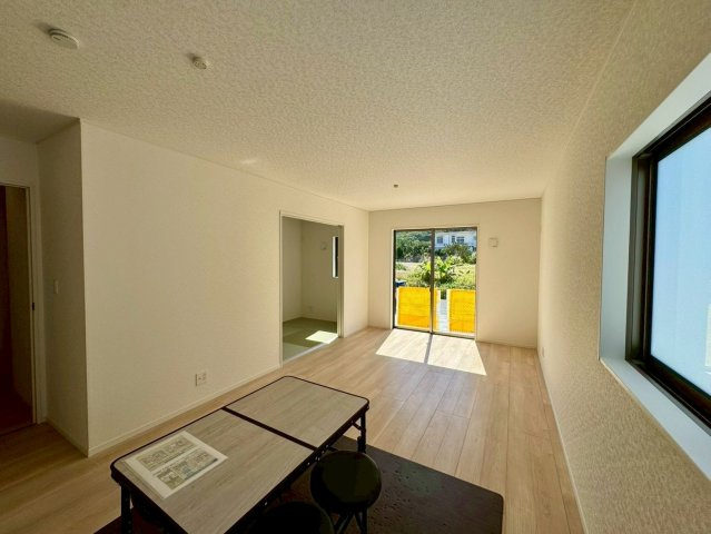 クレイドルガーデン南城市佐敷佐敷 第1・２号棟の居間・リビング|二面採光で明るくゆったりとしたLDK16.2帖＋洋風和室４帖※家具は含みません