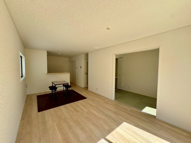 クレイドルガーデン南城市佐敷佐敷 第1・２号棟の居間・リビング|二面採光で明るくゆったりとしたLDK16.2帖＋洋風和室４帖※家具は含みません