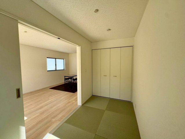 クレイドルガーデン南城市佐敷佐敷 第1・２号棟の和室|リビングに隣接する洋風和室４帖・押し入れ収納付き