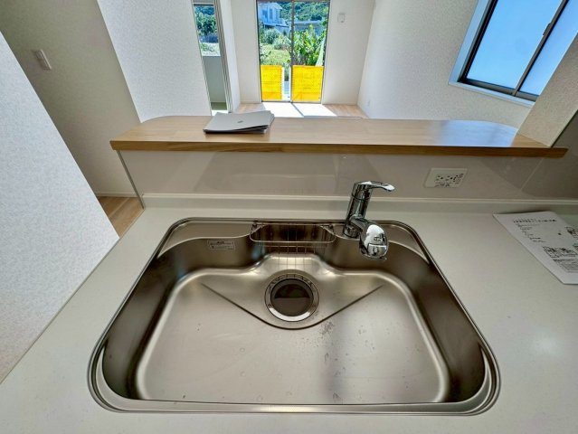 クレイドルガーデン南城市佐敷佐敷 第1・２号棟のキッチン|浄水器付きキッチンの流し台
