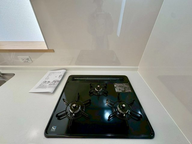 クレイドルガーデン南城市佐敷佐敷 第1・２号棟のキッチン|ガスコンロ３口