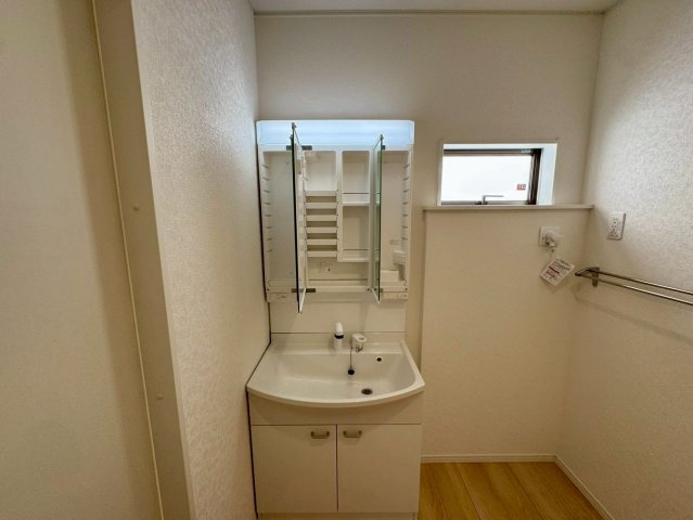 クレイドルガーデン南城市佐敷佐敷 第1・２号棟の独立洗面台|ハンドシャワー付き洗面化粧台＆洗濯機置場／洗面室に窓