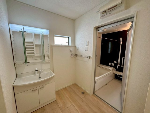 クレイドルガーデン南城市佐敷佐敷 第1・２号棟の独立洗面台|ハンドシャワー付き洗面化粧台＆洗濯機置場から浴室への動線