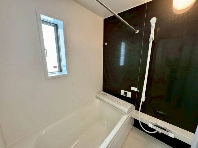 クレイドルガーデン南城市佐敷佐敷 第1・２号棟の浴室|浴室換気暖房乾燥機付きユニットバス／物干し竿付き／浴室に窓