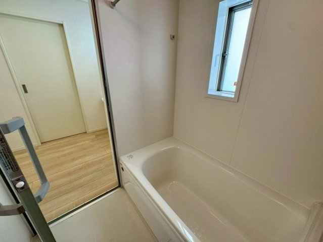 クレイドルガーデン南城市佐敷佐敷 第1・２号棟の浴室|浴室換気暖房乾燥機付きユニットバス／浴室に窓