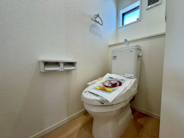 クレイドルガーデン南城市佐敷佐敷 第1・２号棟のトイレ|１階トイレ・換気窓＆温水洗浄便座付き