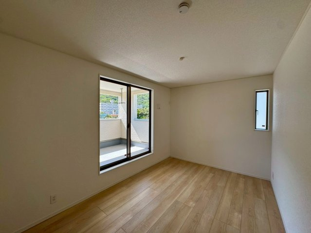 クレイドルガーデン南城市佐敷佐敷 第1・２号棟の洋室|二面採光の２階主寝室7.2帖・バルコニー出入口付き