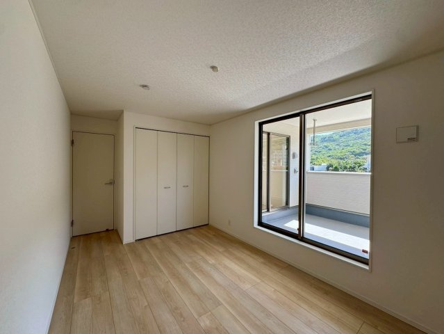 クレイドルガーデン南城市佐敷佐敷 第1・２号棟の洋室|二面採光の２階主寝室7.2帖・バルコニー出入口＆クローゼット収納付き