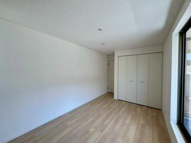 クレイドルガーデン南城市佐敷佐敷 第1・２号棟の洋室|二面採光の２階主寝室7.2帖・バルコニー出入口＆クローゼット収納付き