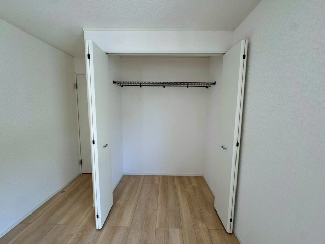 クレイドルガーデン南城市佐敷佐敷 第1・２号棟の収納|２階主寝室7.2帖に設置されたクローゼット収納