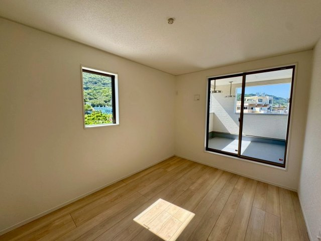 クレイドルガーデン南城市佐敷佐敷 第1・２号棟の洋室|二面採光の２階洋室6.5帖・バルコニー出入口付き