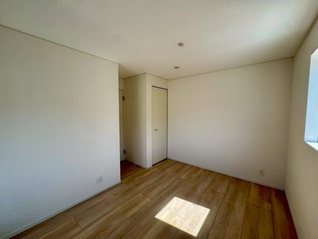 クレイドルガーデン南城市佐敷佐敷 第1・２号棟の洋室|二面採光の２階洋室6.5帖・クローゼット収納付き