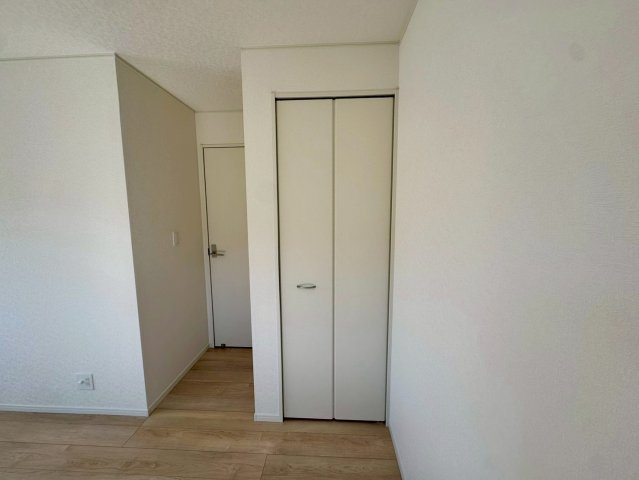 クレイドルガーデン南城市佐敷佐敷 第1・２号棟の収納|２階洋室6.5帖に設置されたクローゼット収納