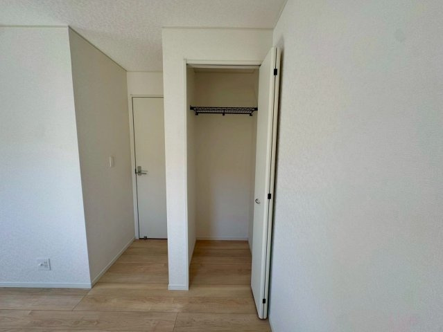 クレイドルガーデン南城市佐敷佐敷 第1・２号棟の収納|２階洋室6.5帖に設置されたクローゼット収納