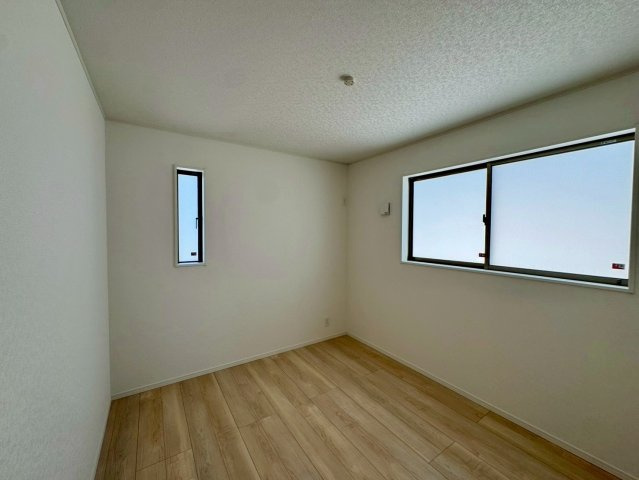 クレイドルガーデン南城市佐敷佐敷 第1・２号棟の洋室|二面採光の２階洋室5.7帖