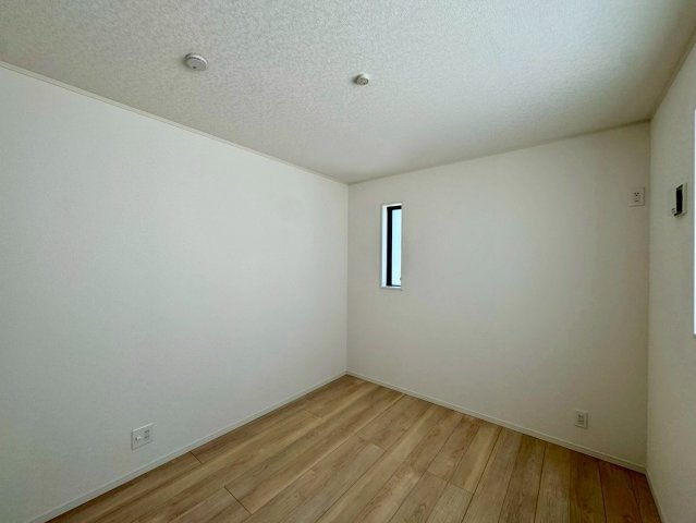 クレイドルガーデン南城市佐敷佐敷 第1・２号棟の洋室|二面採光の２階洋室5.7帖