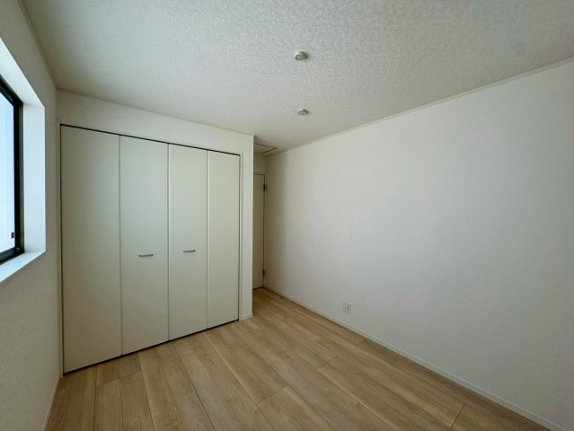 クレイドルガーデン南城市佐敷佐敷 第1・２号棟の洋室|二面採光の２階洋室5.7帖・クローゼット収納付き