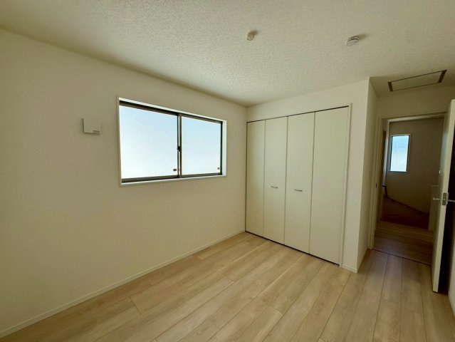 クレイドルガーデン南城市佐敷佐敷 第1・２号棟の洋室|二面採光の２階洋室5.7帖・クローゼット収納付き