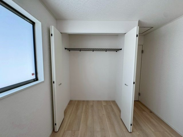 クレイドルガーデン南城市佐敷佐敷 第1・２号棟の収納|２階洋室5.7帖に設置されたクローゼット収納