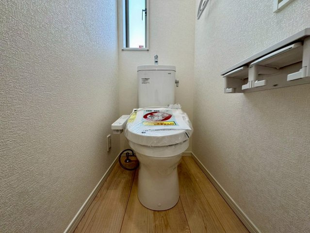 クレイドルガーデン南城市佐敷佐敷 第1・２号棟のトイレ|２階トイレ・換気窓＆温水洗浄便座付き