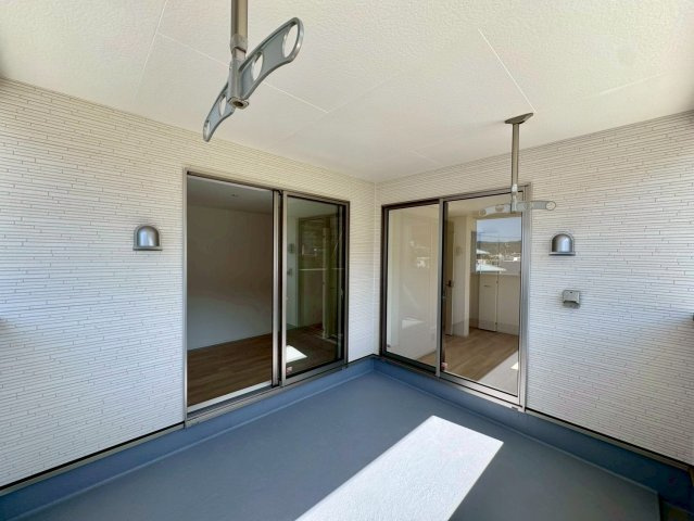 クレイドルガーデン南城市佐敷佐敷 第1・２号棟のバルコニー|急な雨も安心♪様々な用途に使える広々二面ルーフバルコニー