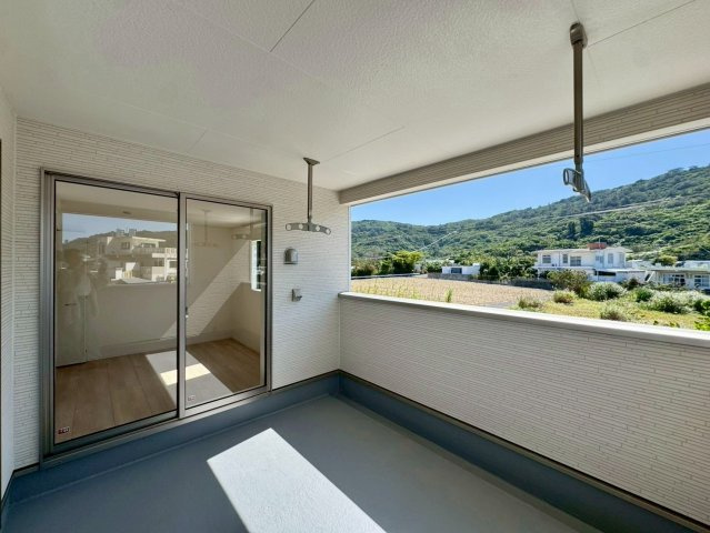 クレイドルガーデン南城市佐敷佐敷 第1・２号棟のバルコニー|急な雨も安心♪様々な用途に使える広々二面ルーフバルコニー／緑豊かな周辺環境