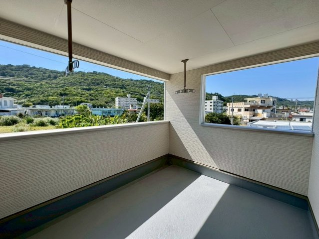 クレイドルガーデン南城市佐敷佐敷 第1・２号棟のバルコニー|急な雨も安心♪様々な用途に使える広々二面ルーフバルコニー／緑豊かな周辺環境