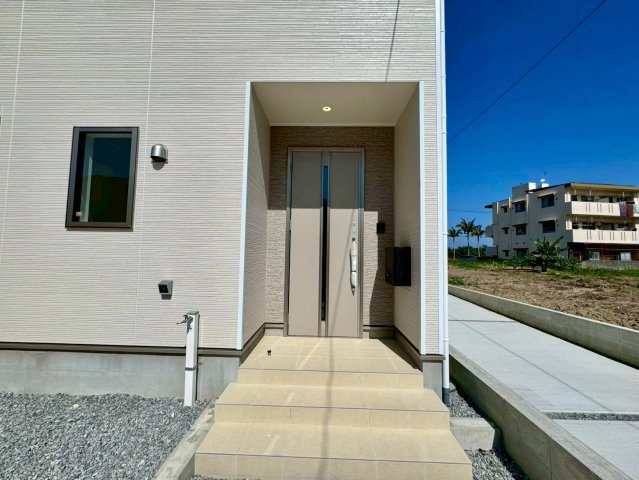 クレイドルガーデン南城市佐敷佐敷 第1・２号棟の玄関|屋根付きで置き配スペースも確保できる玄関ポーチ／人感センサー付き玄関灯・TVモニター付きインターフォン・防犯カメラ