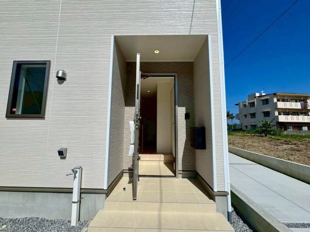 クレイドルガーデン南城市佐敷佐敷 第1・２号棟の玄関|屋根付きで置き配スペースも確保できる玄関ポーチ／人感センサー付き玄関灯・TVモニター付きインターフォン・防犯カメラ