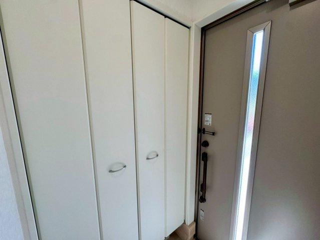 クレイドルガーデン南城市佐敷佐敷 第1・２号棟の玄関|可動式棚付きで収納力抜群の天井高シューズクローゼット