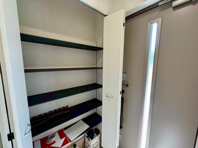 クレイドルガーデン南城市佐敷佐敷 第1・２号棟の収納|可動式棚付きで収納力抜群の天井高シューズクローゼット