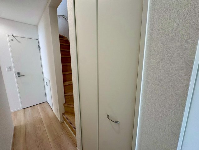 クレイドルガーデン南城市佐敷佐敷 第1・２号棟の収納|整理整頓しやすい玄関収納／玄関側廊下のクローゼット収納