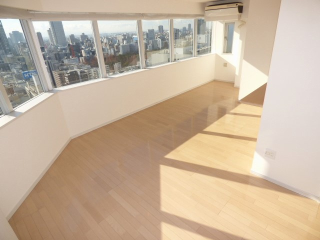 D'グラフォート大阪N.Y.タワー肥後橋の居間・リビング