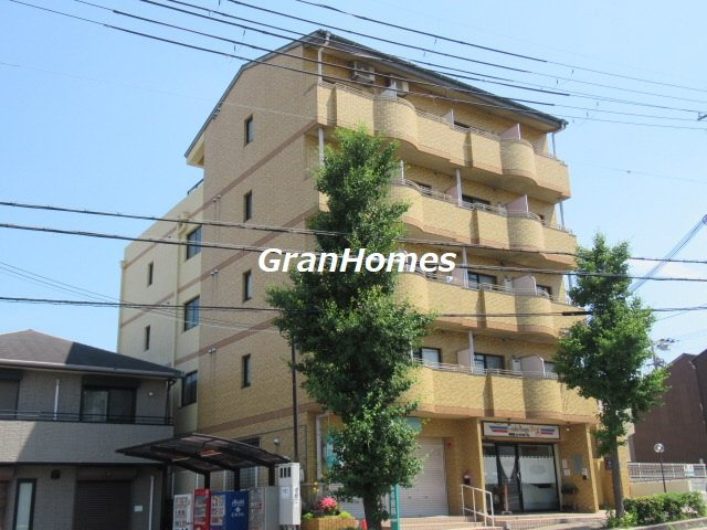 プリンス小束山の外観