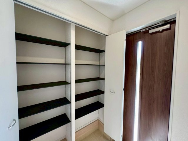 クレイドルガーデン南城市佐敷佐敷 第1・３号棟の収納|可動式棚付きで収納力抜群の天井高シューズクローゼット