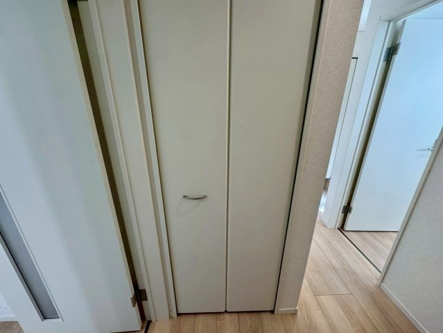 クレイドルガーデン南城市佐敷佐敷 第1・３号棟の収納|廊下に設置された便利なクローゼット収納