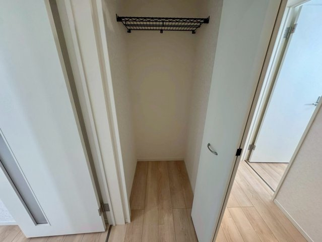 クレイドルガーデン南城市佐敷佐敷 第1・３号棟の収納|廊下に設置された便利なクローゼット収納
