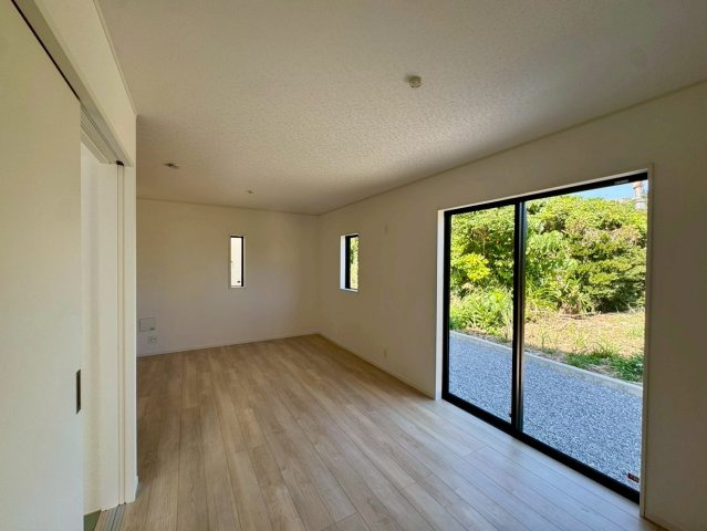 クレイドルガーデン南城市佐敷佐敷 第1・３号棟の居間・リビング|二面採光で明るくゆったりとしたLDK15帖・リビングからはお庭の眺めも◎