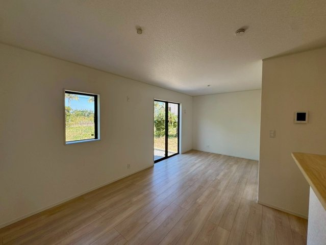 クレイドルガーデン南城市佐敷佐敷 第1・３号棟の居間・リビング|二面採光で明るくゆったりとしたLDK15帖・リビングからはお庭の眺めも◎