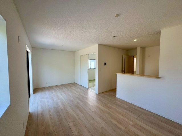 クレイドルガーデン南城市佐敷佐敷 第1・３号棟の居間・リビング|二面採光で明るくゆったりとしたLDK15帖＋タタミコーナー4.5帖／対面キッチン