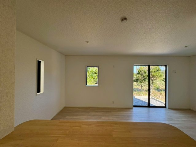 クレイドルガーデン南城市佐敷佐敷 第1・３号棟の居間・リビング|キッチンからリビングの眺め