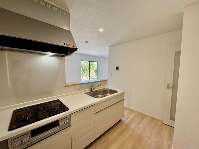 クレイドルガーデン南城市佐敷佐敷 第1・３号棟のキッチン|奥行きがあり家事が捗る対面式システムキッチン