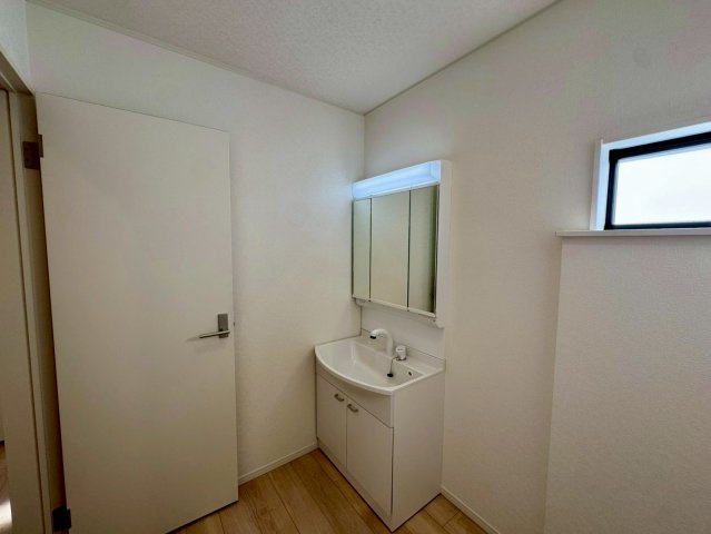 クレイドルガーデン南城市佐敷佐敷 第1・３号棟の独立洗面台|ハンドシャワー付き洗面化粧台＆洗濯機置場／洗面室に窓