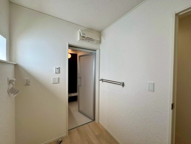 クレイドルガーデン南城市佐敷佐敷 第1・３号棟の独立洗面台|洗面室から浴室への動線・タオルハンガー設置◎