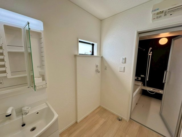 クレイドルガーデン南城市佐敷佐敷 第1・３号棟の独立洗面台|ハンドシャワー付き洗面化粧台＆洗濯機置場から浴室への動線