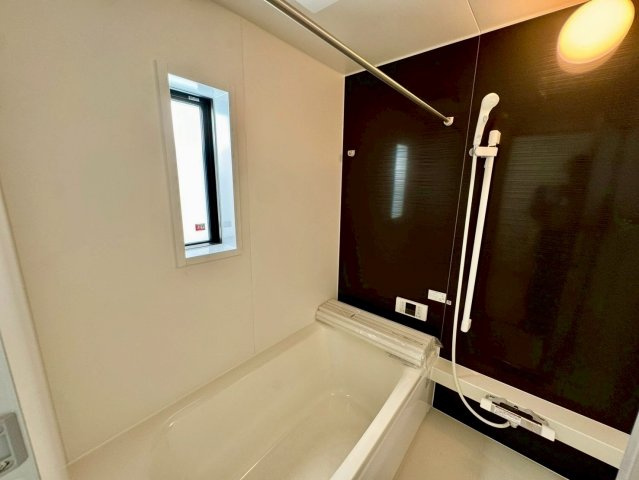 クレイドルガーデン南城市佐敷佐敷 第1・３号棟の浴室|浴室換気暖房乾燥機付きユニットバス／物干し竿付き／浴室に窓