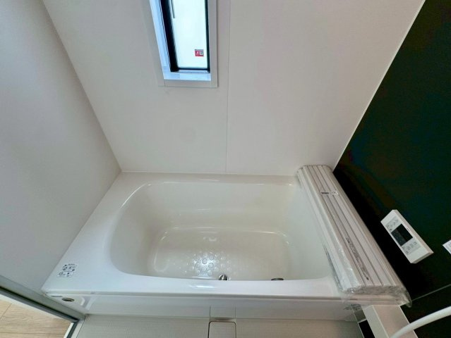 クレイドルガーデン南城市佐敷佐敷 第1・３号棟の浴室|浴槽・浴室窓付き